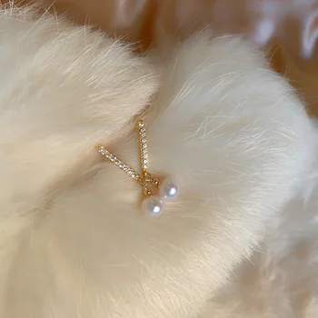 Дамски обеци-карамфил, уникален дизайн, естествен светъл перли, изящни сребърни обеци-игла с микро-диаманти