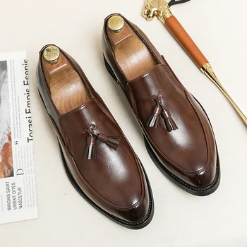 Лоферы мъжки от изкуствена кожа на нисък ток с декоративни пискюли, бизнес модела обувки в стила на един банкет, модни тънки обувки